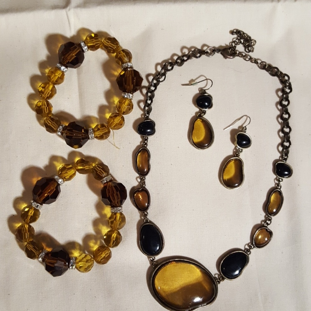 2 necklaces, 2 bracelets, 1 pair of earrings.